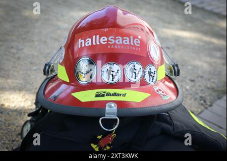 13 août 2024, Saxe-Anhalt, Halle (Saale) : un casque de pompier est prêt au début de la course d'escalier des pompiers. Deux pompières en plein appareil respiratoire courent jusqu'au 17ème étage d'un immeuble de grande hauteur à Halle-Neustadt. Ils doivent gravir un total de 272 marches. Ils s'entraînent pour diverses compétitions internationales, mais aussi pour des opérations normales de lutte contre l'incendie. Photo : Heiko Rebsch/dpa Banque D'Images