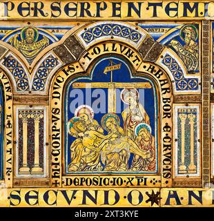 L'autel de Verdun : la descente de Croix, 1181. Trouvé dans la collection du Stiftsmuseum Klosterneuburg. Banque D'Images