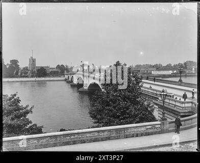 Putney Bridge, Putney, Wandsworth, Greater London Authority, 1905. La vue depuis Lower Richmond Road, Putney regardant à travers le nouveau pont Putney vers All Saints Church, Fulham sur la rive opposée de la Tamise. Ce pont a remplacé le vieux pont Putney qui datait de 1729. Les travaux de remplacement ont commencé en 1880 et ont été achevés en 1886, après quoi le vieux pont a été démoli. Banque D'Images