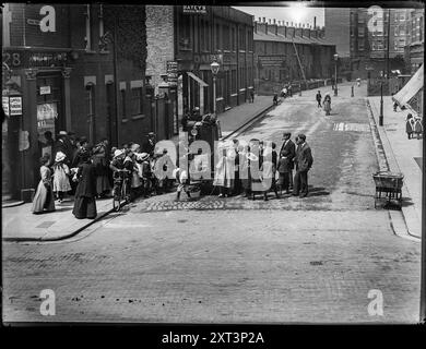 Weimar Street, Putney, Wandsworth, Greater London Authority, c1905. Une foule s'est rassemblée autour d'un orgue de baril dans Weimar Street vu depuis les locaux du photographe au 9 Putney High Street. Banque D'Images