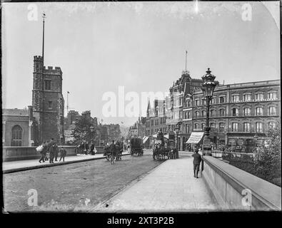 Putney High Street, Putney, Wandsworth, Greater London Authority, 1904. La vue depuis Putney Bridge regardant le long de Putney High Street avec l'église St Mary au premier plan gauche. Banque D'Images