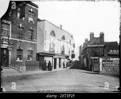 Lower Richmond Road, Putney, Wandsworth, Greater London Authority, 1881. La vue de l'extérieur de l'église St Mary's en regardant vers Lower Richmond Road (alors Windsor Street) avec la maison publique Red Lion au premier plan gauche. Banque D'Images