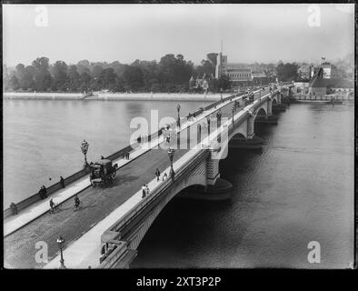 Putney Bridge, Putney, Wandsworth, Greater London Authority, 1913. La vue depuis la tour de l'église St Mary, Putney regardant à travers le nouveau pont Putney vers l'église All Saints, Fulham sur la rive opposée de la Tamise. Ce pont a remplacé le vieux pont Putney qui datait de 1729. Les travaux de remplacement ont commencé en 1880 et ont été achevés en 1886, après quoi le vieux pont a été démoli. Cette photographie apparaît dans 'William Field's Photographs of Putney', compilé par Dorian Gerhold et Michael Bull pour la Wandsworth Historical Society. Banque D'Images