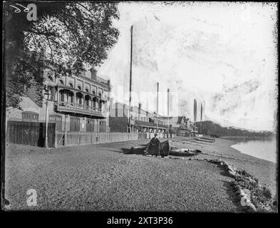 London Rowing Club Boathouse, Putney, Wandsworth, Greater London Authority, 1882. Les hangars à bateaux bordant le chemin de halage de la Tamise à Putney avec le hangar à bateaux du London Rowing Club au premier plan. Cette photographie apparaît dans 'William Fields's Photographs of Putney', compilé par Dorian Gerhold et Michael Bull pour la Wandsworth Historical Society. Banque D'Images