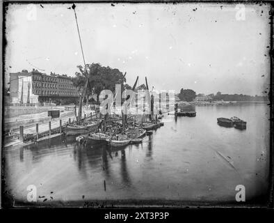 Putney Embankment, Putney, Wandsworth, Greater London Authority, 1881. Bateaux amarrés à côté de Putney Embankment vu du nouveau pont Putney avec le nouveau quai de traction au premier plan gauche menant à la terrasse (étayée pendant les travaux de construction) et au-delà, l'étoile et la jarretière peuvent être aperçues plus loin le long du front de rivière. Les notes de l'étiquette donnent des détails sur certains des bateaux: "Harmony" construit par Readman à Faversham 1857, "Annie &amp ; alvie", "Lizzie"". Cette photographie apparaît dans 'William Fields's Photographs of Putney', compilé par Dorian Gerhold et Michael Bull pour The Wandswor Banque D'Images