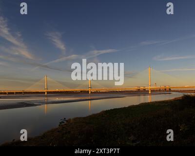 Pont Mersey Gateway, Runcorn, Halton, 2021. Vue générale du pont Mersey Gateway et de la centrale électrique Fiddler's Ferry au-delà, depuis le sud-ouest Banque D'Images