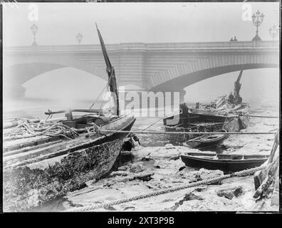 Putney Bridge, Putney, Wandsworth, Greater London Authority, 1884-1899. Barges amarrées à côté d'Alchin's Wharf devant le nouveau pont Putney sur la Tamise. Banque D'Images