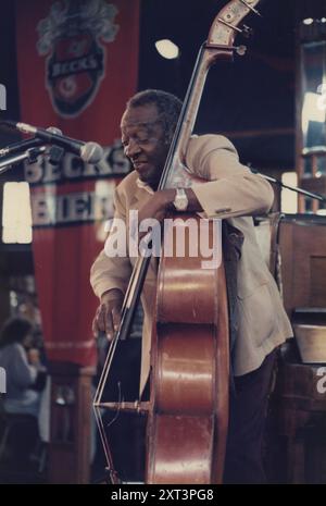 Milt Hinton, (Harlem Stampede), Festival de jazz d'Édimbourg, 1986. Banque D'Images