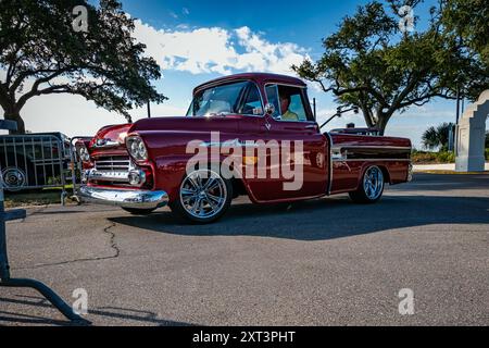 Gulfport, Mississippi - 02 octobre 2023 : vue de coin avant basse d'un pick-up Apache 31 Cameo Carrier 1958 de Chevrolet lors d'un salon automobile local. Banque D'Images