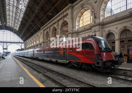 Train Railjet à Budapest Keleti Station en Hongrie Banque D'Images