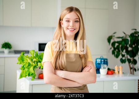 Photo de charmante adorable jolie fille bras croisés cuisiner dîner cuisine moderne lumière blanche à l'intérieur Banque D'Images