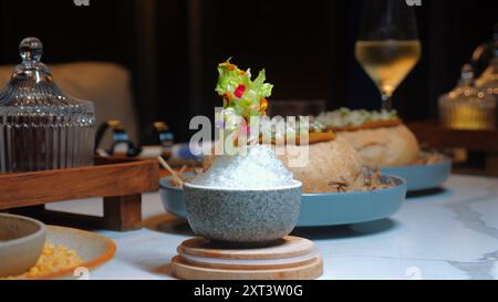 Restaurant gastronomique avec assortiment de plats élégants, Banque D'Images