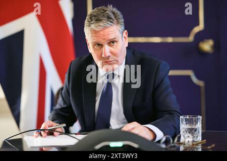 Keir Starmer, le premier ministre britannique, était assis derrière un bureau dans son bureau au 10 Downing Street à Londres, regardant loin de la caméra (par Simon Dawson, Ope Banque D'Images