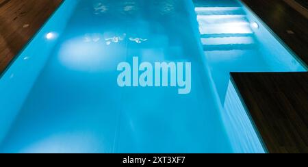 Piscine éclairée la nuit dans une villa moderne Banque D'Images