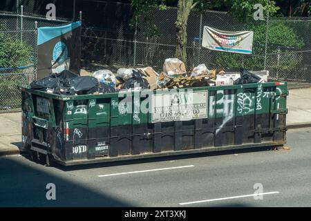 Une benne à ordures à Chelsea à New York remplie de détritus provenant d'une rénovation d'école le lundi 5 août 2024. (© Richard B. Levine) Banque D'Images