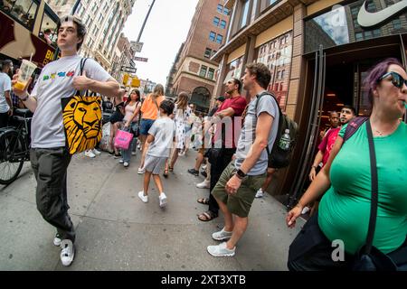 Hordes de shoppers à Soho à New York le samedi 10 août 2024. (© Richard B. Levine) Banque D'Images