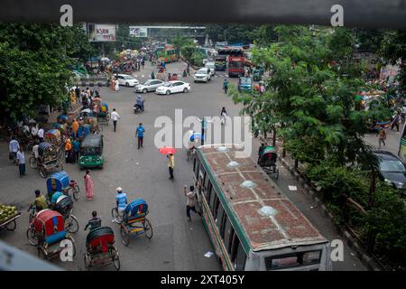 Un officier de la police de la circulation du Bangladesh donne des instructions aux conducteurs après que la police a annulé leur grève et repris leurs fonctions à la suite d'une réunion avec le gouvernement intérimaire. La police bangladaise a repris ses patrouilles dans la capitale Dacca, mettant fin à une grève d'une semaine qui a laissé un vide juridique et de l'ordre après l'éviction brutale de l'ancien premier ministre autocratique Sheikh Hasina. Banque D'Images