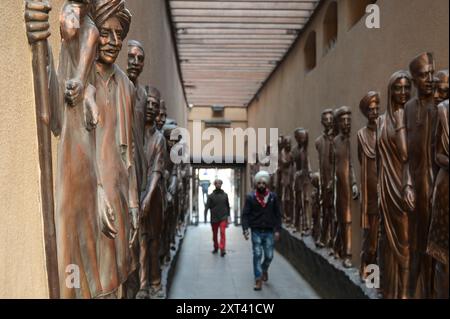 INDE, Pendjab, Amritsar, mémorial et musée pour le massacre de Jallianwala Bagh, également connu sous le nom de massacre d'Amritsar, qui a eu lieu le 13 avril 1919 sous la domination britannique. Une foule pacifique s'était réunie au Jallianwala Bagh lors de la foire annuelle de Baishakhi pour protester contre la loi Rowlatt. Le brigadier général britannique R. E. H. Dyer entoure le peuple avec des régiments d'infanterie de l'armée indienne britannique. Dyer a ordonné de tirer sur la foule, continuant à tirer alors même que les manifestants tentaient de fuir. Les troupes ont continué à tirer jusqu'à ce que leurs munitions soient épuisées. Les estimations des personnes tuées varient Banque D'Images