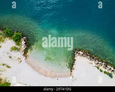 Vue aérienne par drone du littoral du lac de Garde (lac de Garde), Italie. La plage et l'eau bleue fraîche. Banque D'Images