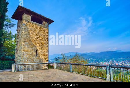 La terrasse panoramique de Rocca di Bergamo forteresse au sommet de la colline Sant'Eufemia avec une vue sur la tour de guet en pierre et les Alpes Bargamasque brumeuses dans backgrou Banque D'Images