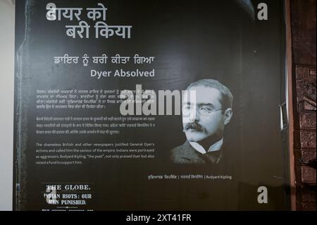 INDE, Pendjab, Amritsar, mémorial et musée pour le massacre de Jallianwala Bagh, également connu sous le nom de massacre d'Amritsar, qui a eu lieu le 13 avril 1919 sous la domination britannique. Une foule pacifique s'était réunie au Jallianwala Bagh lors de la foire annuelle de Baishakhi pour protester contre la loi Rowlatt. Le brigadier général britannique R. E. H. Dyer entoure le peuple avec des régiments d'infanterie de l'armée indienne britannique. Dyer a ordonné de tirer sur la foule, continuant à tirer alors même que les manifestants tentaient de fuir. Les troupes ont continué à tirer jusqu'à ce que leurs munitions soient épuisées. Les estimations des personnes tuées varient Banque D'Images