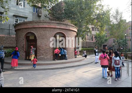 INDE, Pendjab, Amritsar, mémorial et musée pour le massacre de Jallianwala Bagh, également connu sous le nom de massacre d'Amritsar, qui a eu lieu le 13 avril 1919 sous la domination britannique. Une foule pacifique s'était réunie au Jallianwala Bagh lors de la foire annuelle de Baishakhi pour protester contre la loi Rowlatt. Le brigadier général britannique R. E. H. Dyer entoure le peuple avec des régiments d'infanterie de l'armée indienne britannique. Dyer a ordonné de tirer sur la foule, des centaines de personnes ont été abattues. Les peuples ont sauté dans le puits Shaheedi pour s'échapper et sont morts aussi. Banque D'Images