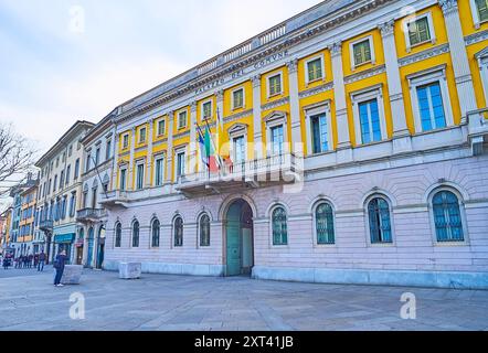 La façade du Palazzo Frizzoni néoclassique (Palazzo del Comune) sur la Piazza Giacomo Matteotti, Citta Bassa, Bergame, Italie Banque D'Images