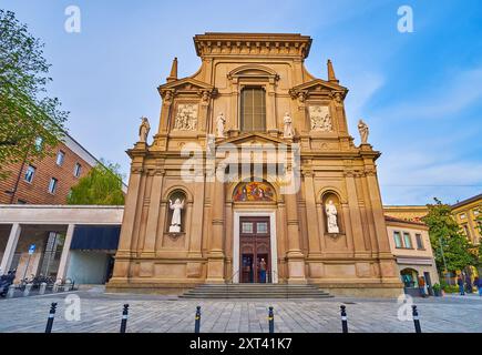 La façade néoclassique de San Bartolomeo et San Stefano Eglise, décorée de colonnes murales, sculptures en pierre et fresque sur la porte, Bergame, Ita Banque D'Images