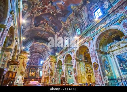 BERGAME, ITALIE - 7 AVRIL 2022 : la salle de prière ornée de San Bartolomeo et l'église San Stefano, décorée de fresques, de stuc et de sculptures sur bois, Banque D'Images