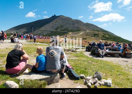 Touristes au repos Tourisme, le Parc National des montagnes des géants Karkonosze Pologne Sniezka montagne Riesengebirge Banque D'Images