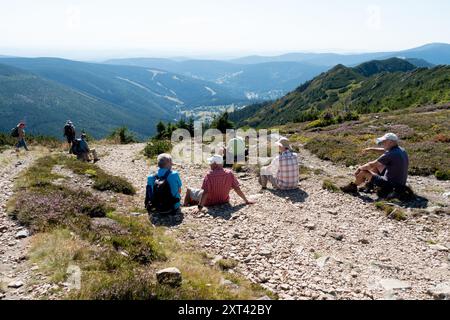 Adultes Seniors retraités Groupe de touristes se reposer sur la voie personnes actives mode de vie sain, les montagnes géantes Parc national de Krkonose République tchèque Banque D'Images