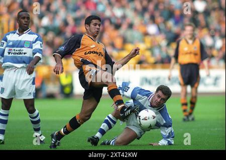 Wolverhampton Wanderers v Reading at Molineux 5/10/96 0-1 Wolves Steve Corica sous la pression de l'ancien Molineux Mick Gooding et d'un futur joueur de Wolves Michael Gilkes. Banque D'Images