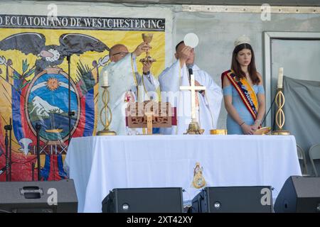 2 prêtres catholiques et une reine de beauté sur scène pour un service de communion avant la vedette du festival du patrimoine équatorien à Westchester, New Yor Banque D'Images