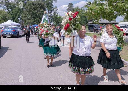 Procession retournant la statue notre-Dame du Cygne à Peekskill après qu'elle ait été utilisée dans un service d'ouverture du Festival du patrimoine équatorien à Westchester. Banque D'Images