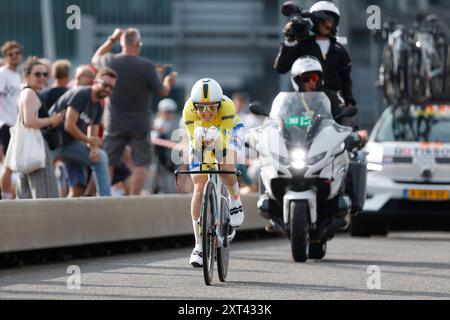 ROTTERDAM - Charlotte Kool en action lors du contre-la-montre individuel du Tour de France femmes, le Tour de France féminin. Le circuit cycliste de plusieurs jours fait partie de l'UCI Women's WorldTour et dure jusqu'au 18 août. ANP BAS CZERWINSKI Banque D'Images