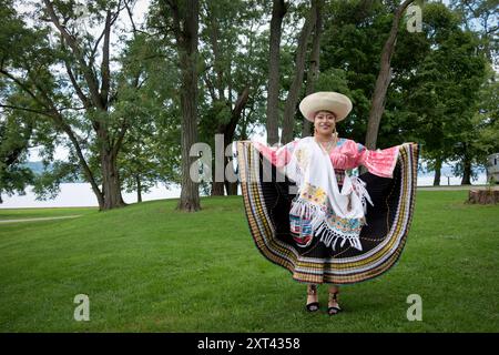 Portrait d'une danseuse attirante au Festival du patrimoine équatorien à Croton point Park à Croton-on Hudson à Westchester, New York. Banque D'Images