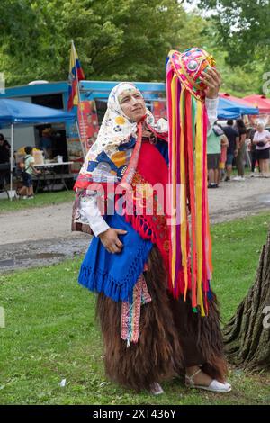 Portrait posé d'un danseur dans la troupe Sentimiento Andino NY tenant un costume coloré comprenant un chapeau Kichwa avec des rubans suspendus. À Westchester. Banque D'Images