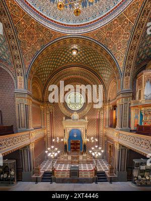 Prague, République tchèque - 27 mai 2024 : autel principal à l'intérieur de la synagogue espagnole, la synagogue la plus récente de la ville juive de Prague, République tchèque Banque D'Images