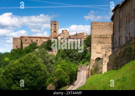 Colle Val d'Elsa ville médiévale, église et remparts. Ville de verre de cristal. Province de Sienne, région Toscane, Italie. Banque D'Images