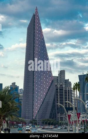 Al Mana Tower Doha Corniche avec circulation après le coucher du soleil Banque D'Images