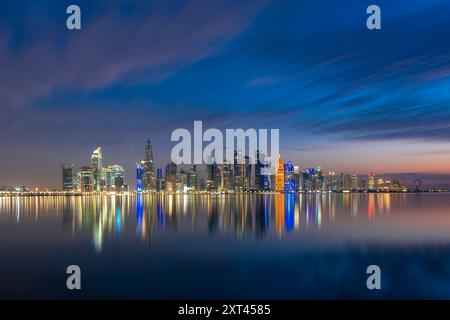 La Skyline panoramique de Doha, Qatar au coucher du soleil Banque D'Images