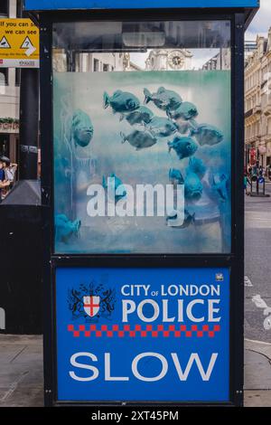 La boîte de sentinelle de la police de Banksy peinte avec des piranhas par l'artiste dans le cadre de sa série animalière londonienne. Banque D'Images