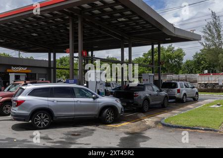 Caguas, États-Unis. 13 août 2024. Les Portoricains remplissent leurs voitures et leurs bidons d'essence supplémentaires pour se préparer à la tempête tropicale Ernesto à Caguas, Porto Rico, le 13 août 2024. La tempête tropicale Ernesto devrait frapper l'archipel entre mardi soir et mercredi matin. Crédit : Sipa USA/Alamy Live News Banque D'Images