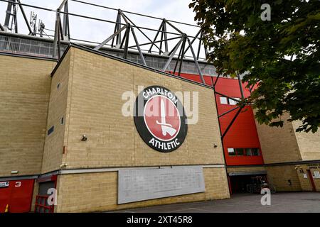 The Valley, Londres, Royaume-Uni. 13 août 2024. Carabao Cup Round 1 Football, Charlton Athletic contre Birmingham City ; Une vue générale de la vallée de l'extérieur du sol montrant le badge du club crédit : action plus Sports/Alamy Live News Banque D'Images