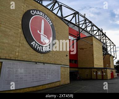 The Valley, Londres, Royaume-Uni. 13 août 2024. Carabao Cup Round 1 Football, Charlton Athletic contre Birmingham City ; Une vue générale de la vallée de l'extérieur du sol montrant le badge du club crédit : action plus Sports/Alamy Live News Banque D'Images