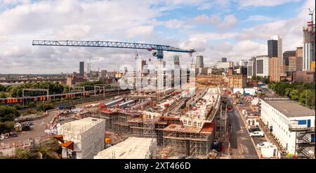 BIRMINGHAM, ROYAUME-UNI - 3 AOÛT 2024. Une vue panoramique aérienne du paysage urbain de Birmingham avec le chantier HS2 longeant l'université Banque D'Images