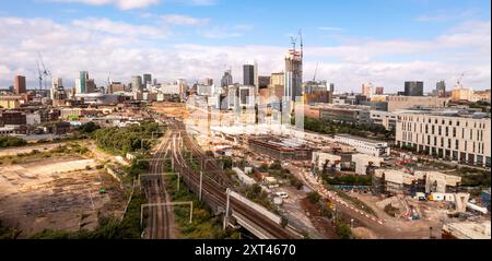 BIRMINGHAM, ROYAUME-UNI - 3 AOÛT 2024. Une vue panoramique aérienne du paysage urbain de Birmingham avec le chantier HS2 longeant l'université Banque D'Images