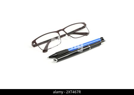 Stylo à bille bleu affaires et noir avec lunettes de lecture isolé sur fond blanc. Concept de bureau et de secrétariat. Photo haute résolution. Complet d Banque D'Images