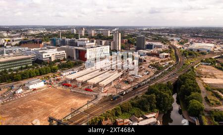 BIRMINGHAM, ROYAUME-UNI - 3 AOÛT 2024. Une vue panoramique aérienne du paysage urbain de Birmingham avec le chantier HS2 longeant l'université Banque D'Images