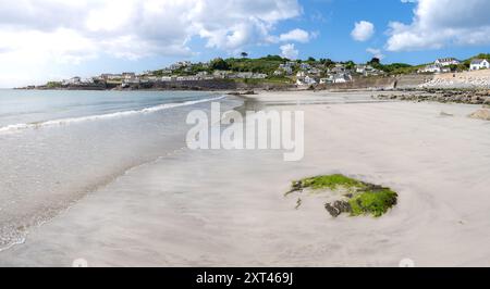 Paysage panoramique de la belle plage de sable blanc à la destination de voyage populaire de Coverack en Cornouailles sur une journée ensoleillée, d'été Banque D'Images